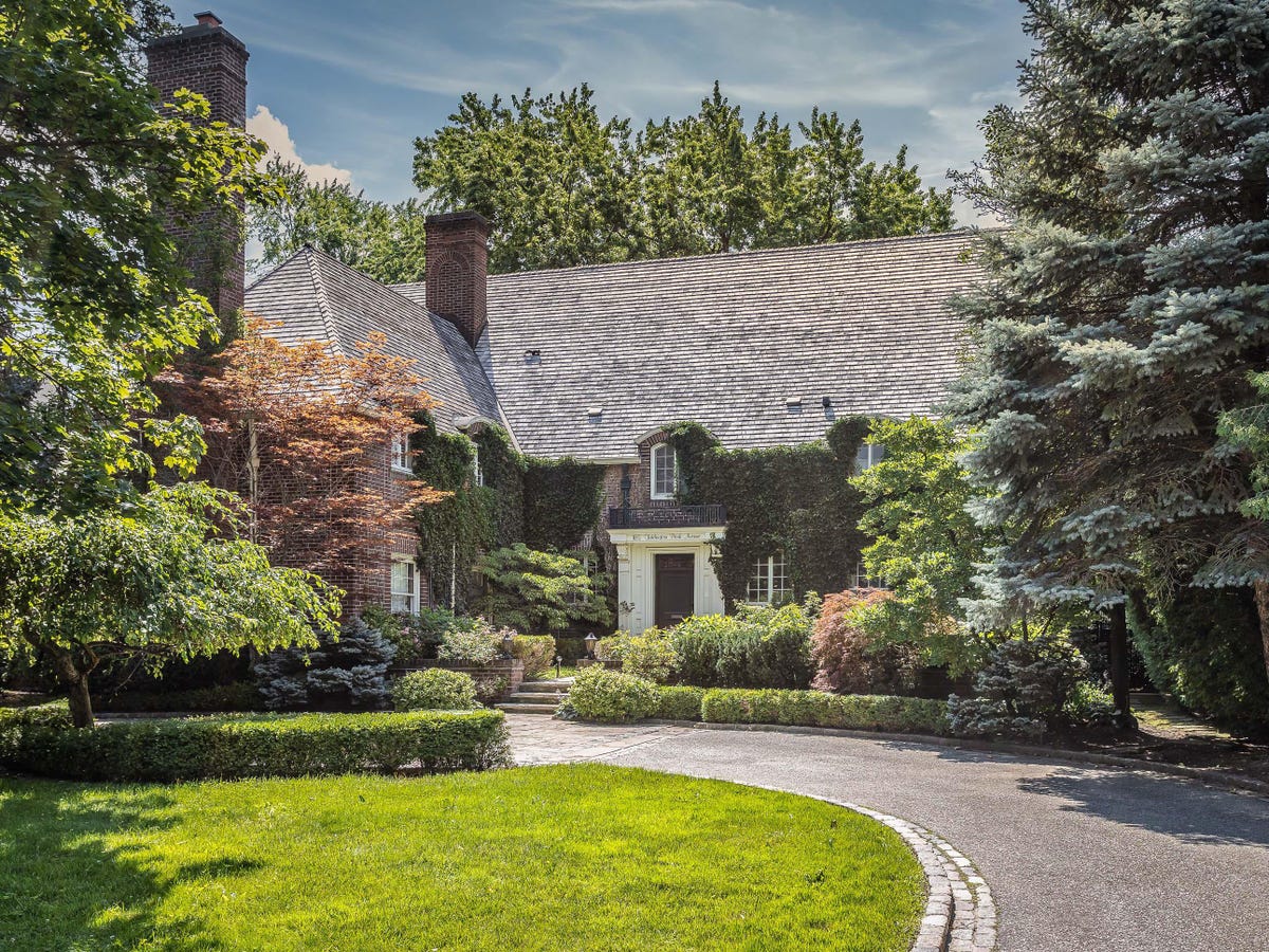 Stately Georgian Home In Toronto’s Teddington Park Asks .8 Million