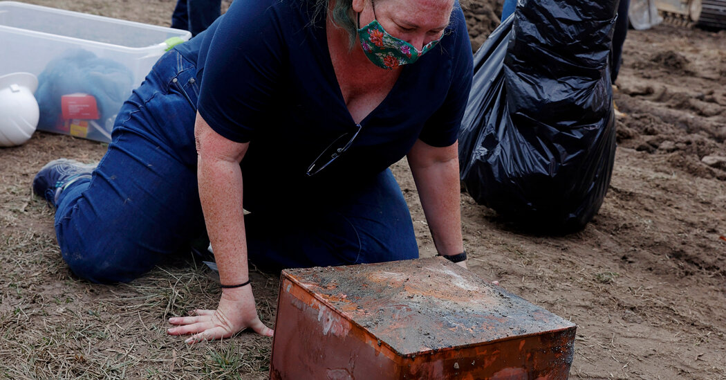 Second Time Capsule Is Found Beneath Pedestal of Robert E. Lee Statue