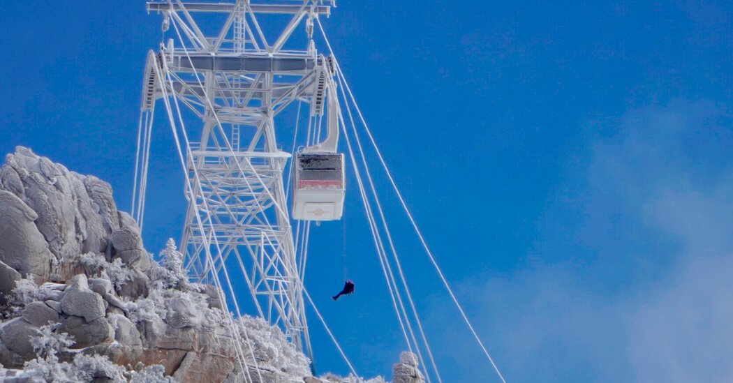 21 People Rescued After a Freezing Night Stranded in Aerial Tram Cars