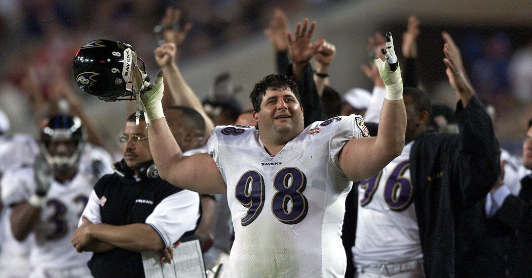 Tony Siragusa, a Defensive Lineman Known as Goose, Dies at 55